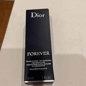 Dior FOREVER foundation in neutral. With SPF 15 (titanium dioxide & octisalate)